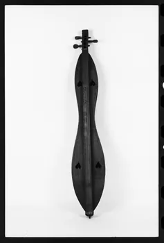 photographie MNATP. Exposition. L'instrument de musique populaire : usages et symboles (28 novembre 1980 - 19 avril 1981) Ph.1981.39.259 Photo