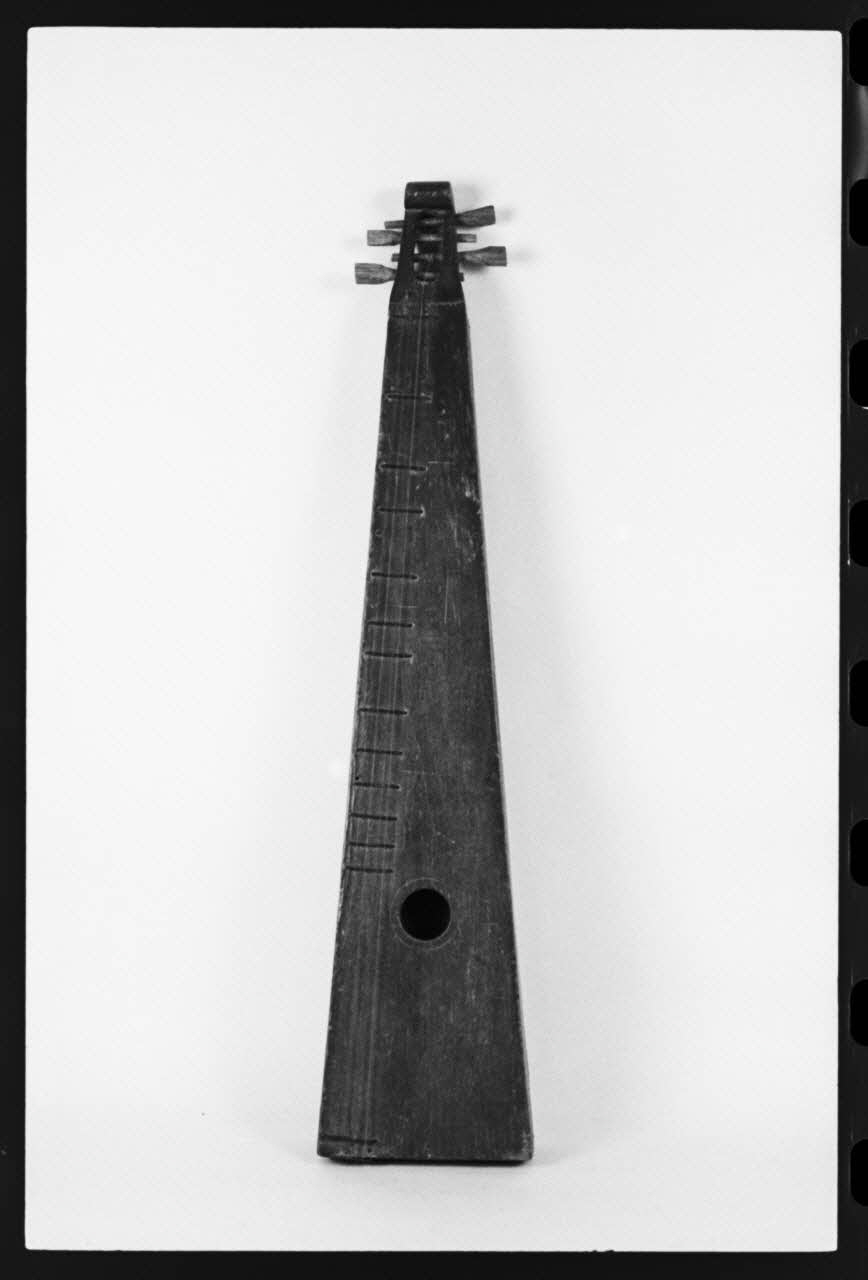 photographie MNATP. Exposition. L'instrument de musique populaire : usages et symboles (28 novembre 1980 - 19 avril 1981) Ph.1981.39.260 Photo