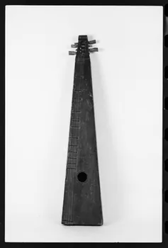photographie MNATP. Exposition. L'instrument de musique populaire : usages et symboles (28 novembre 1980 - 19 avril 1981) Ph.1981.39.260 Photo