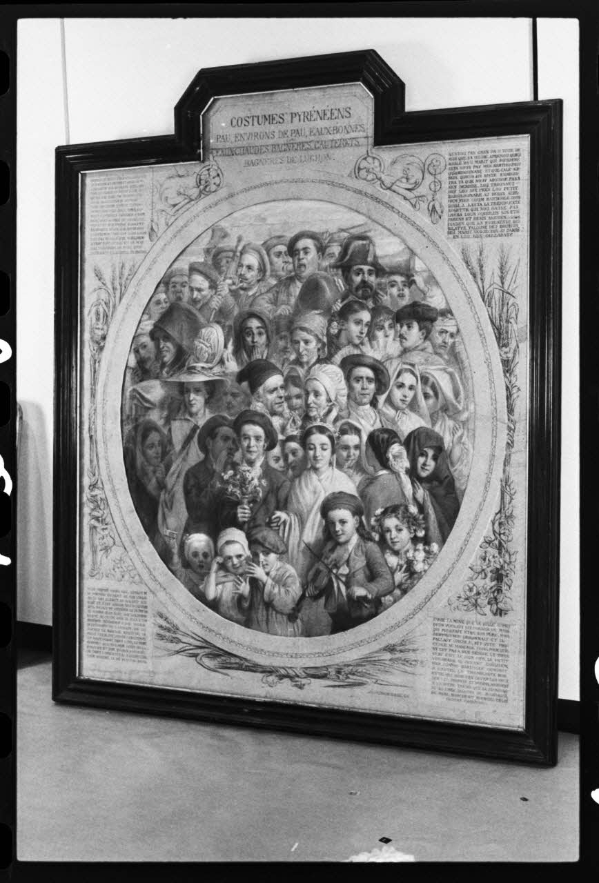 photographie MNATP. Exposition. L'instrument de musique populaire : usages et symboles (28 novembre 1980 - 19 avril 1981) Ph.1981.39.264  Photo