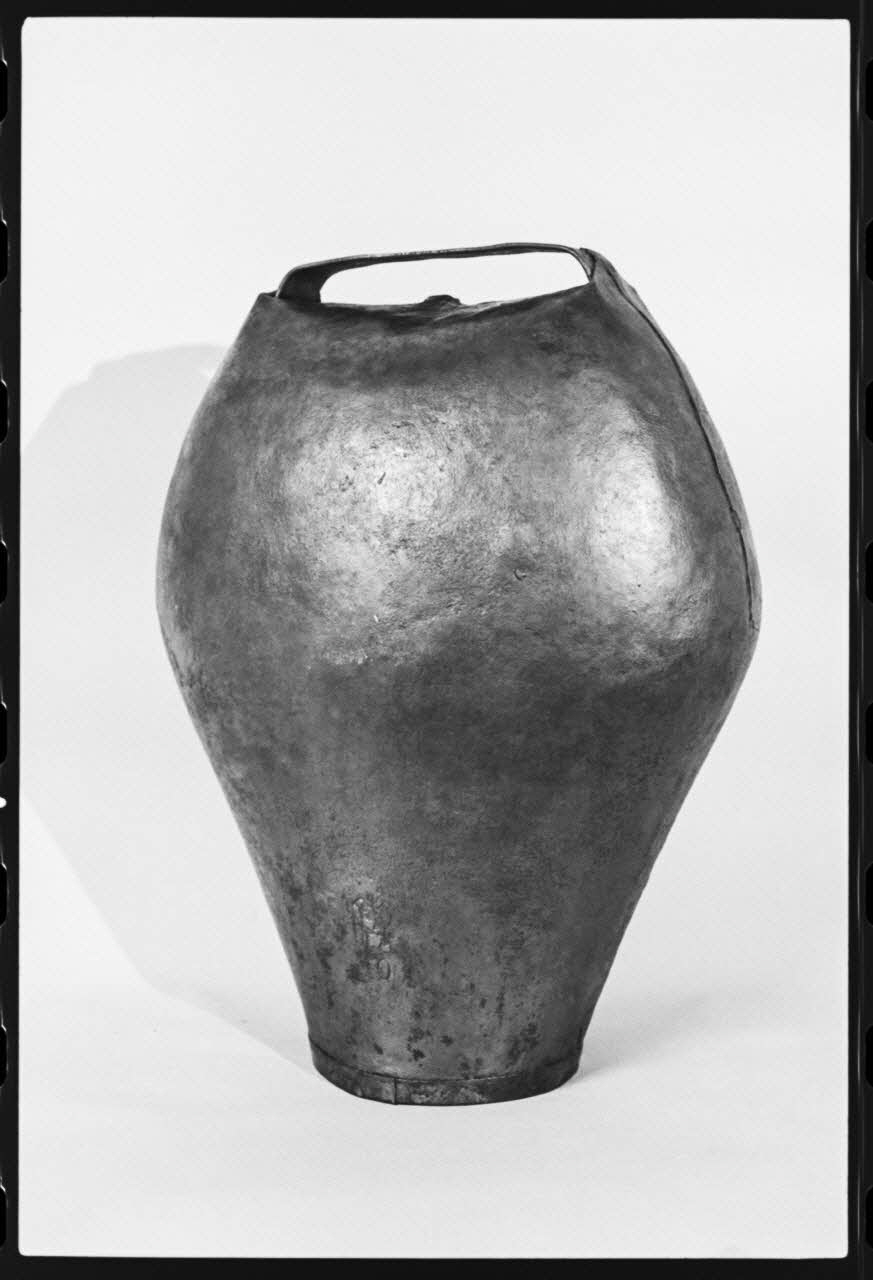 photographie MNATP. Exposition. L'instrument de musique populaire : usages et symboles (28 novembre 1980 - 19 avril 1981) Ph.1981.39.274 Photo