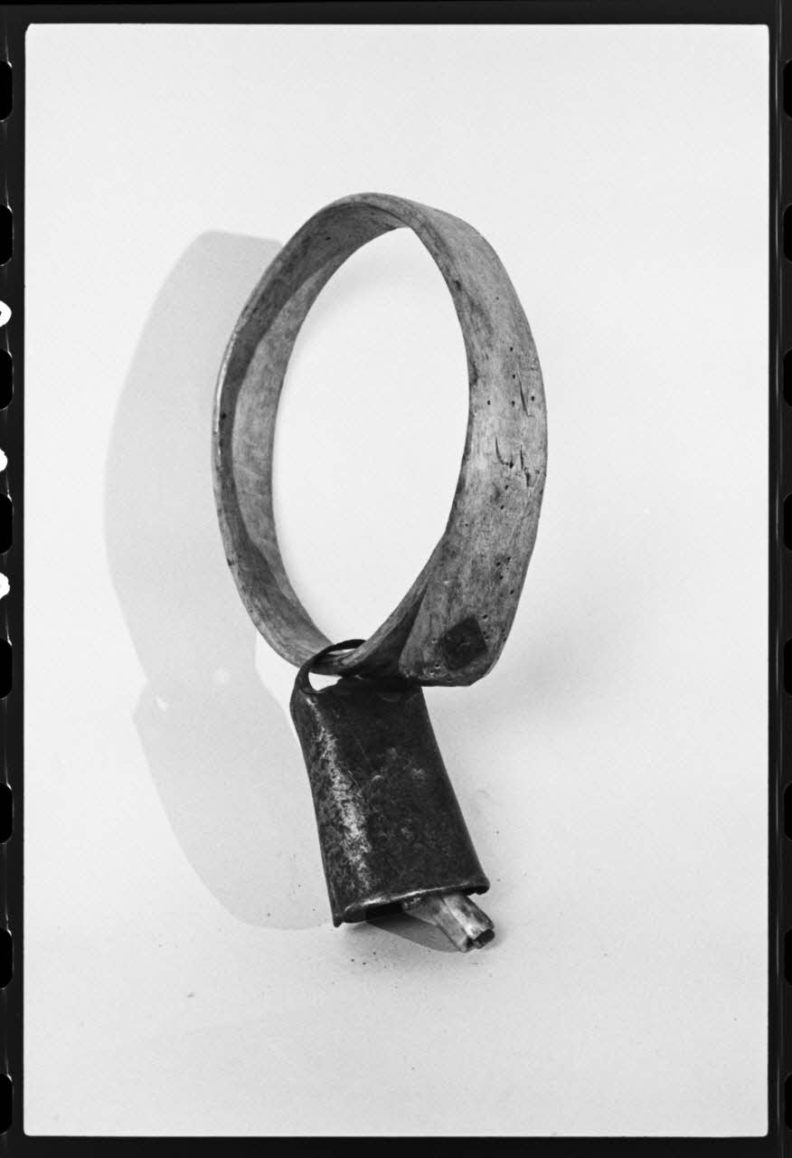photographie MNATP. Exposition. L'instrument de musique populaire : usages et symboles (28 novembre 1980 - 19 avril 1981) Ph.1981.39.282 Photo