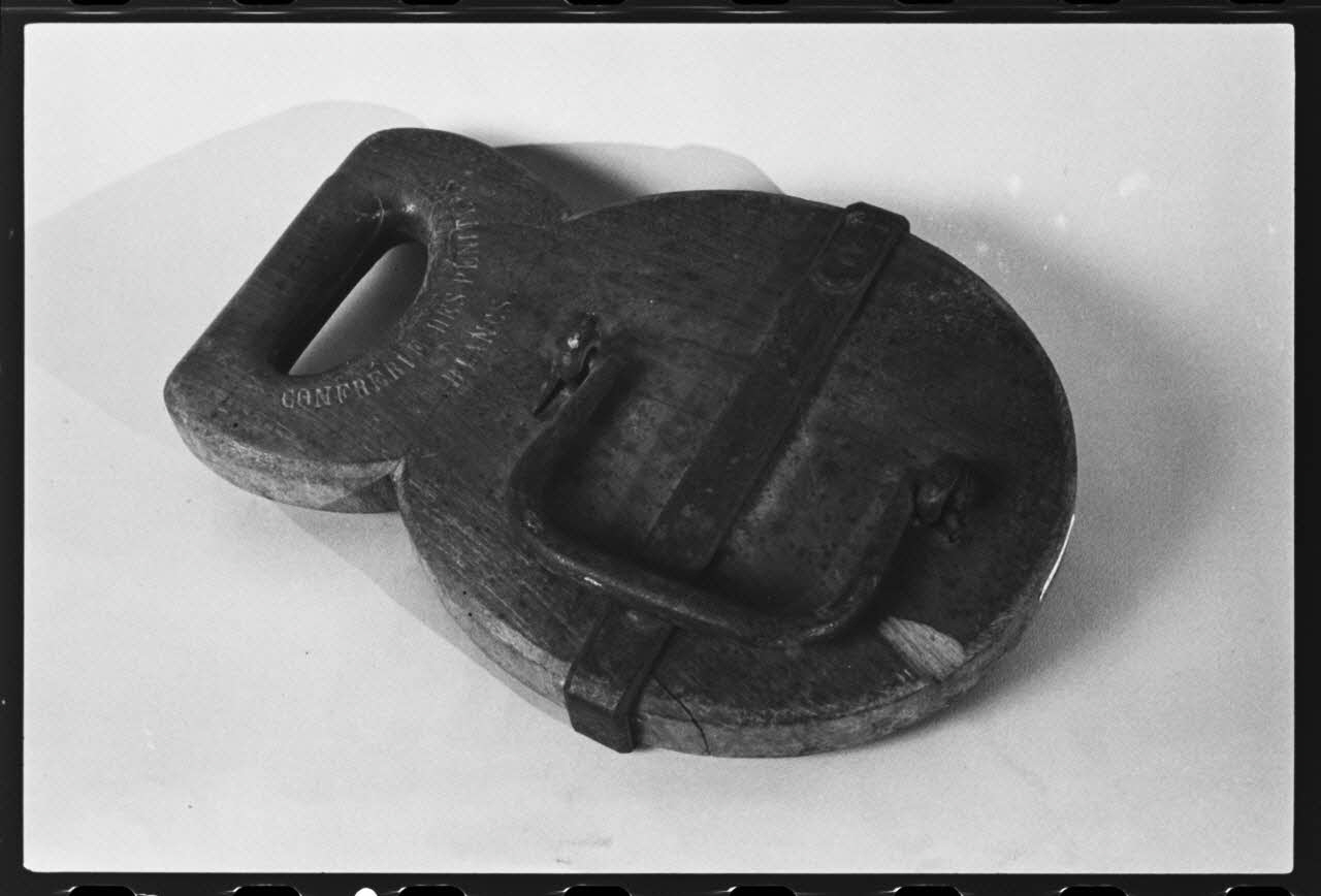 photographie MNATP. Exposition. L'instrument de musique populaire : usages et symboles (28 novembre 1980 - 19 avril 1981) Ph.1981.39.299 Photo