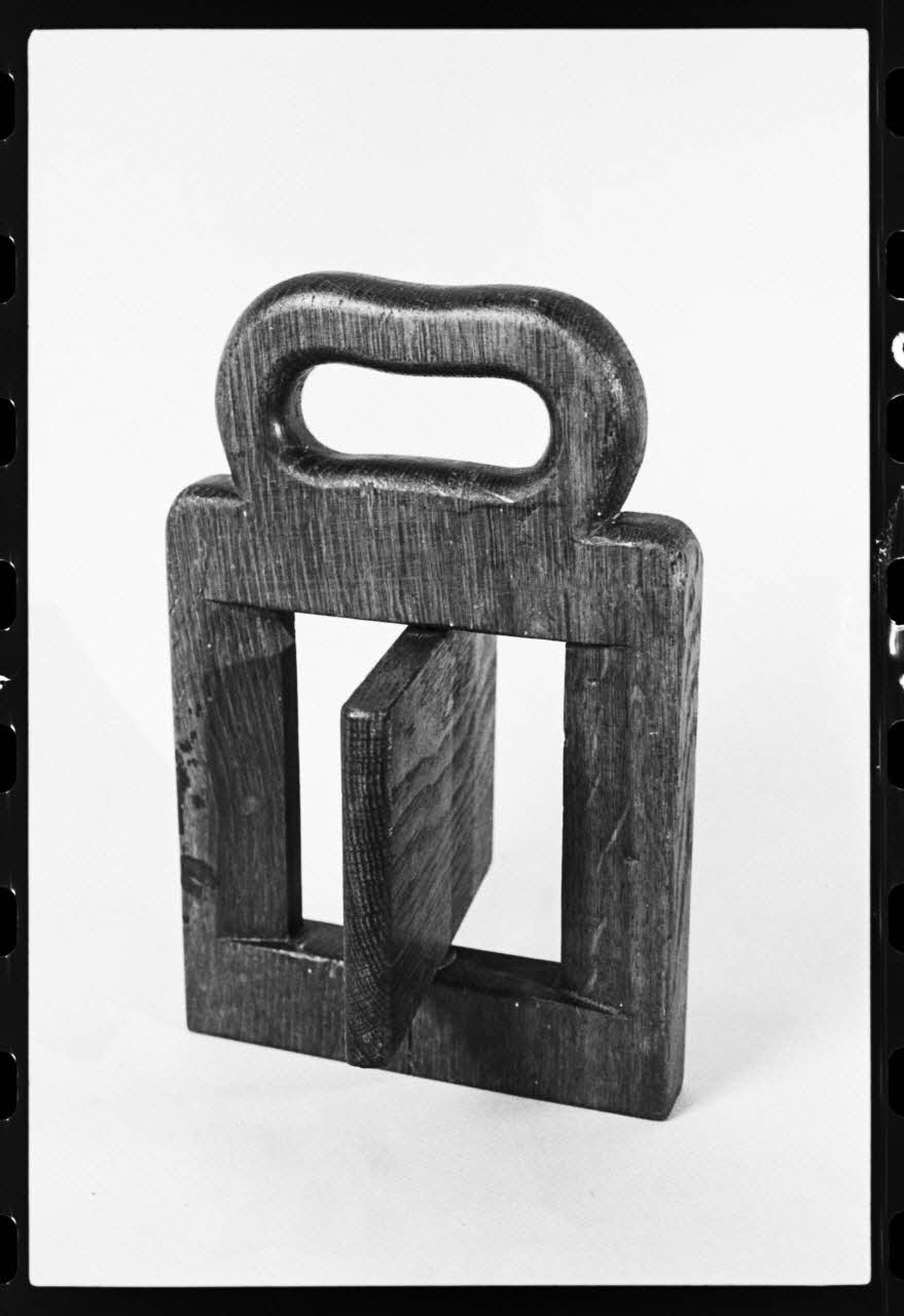photographie MNATP. Exposition. L'instrument de musique populaire : usages et symboles (28 novembre 1980 - 19 avril 1981) Ph.1981.39.301 Photo