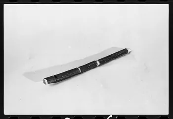 photographie MNATP. Exposition. L'instrument de musique populaire : usages et symboles (28 novembre 1980 - 19 avril 1981) Ph.1981.39.306  Photo