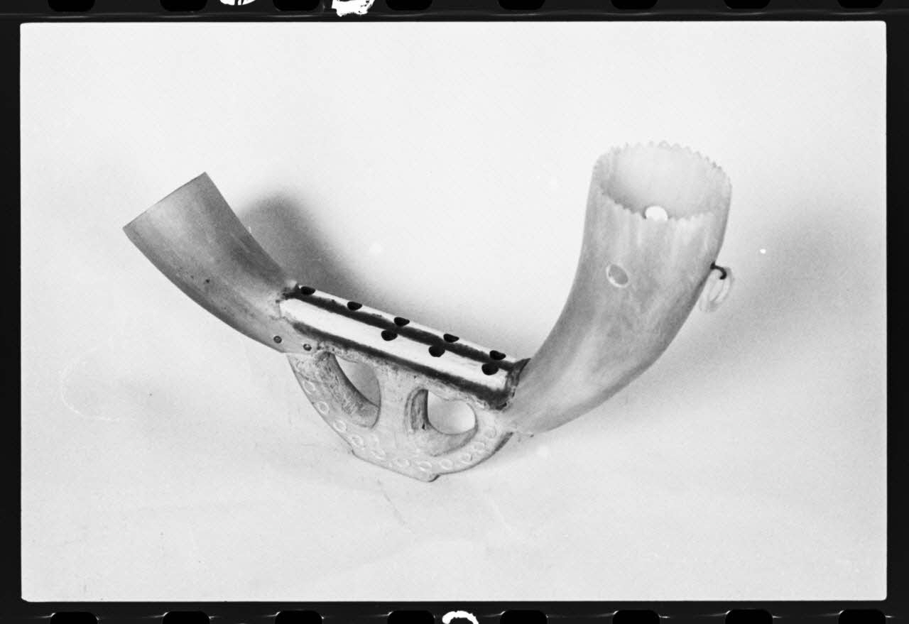 photographie MNATP. Exposition. L'instrument de musique populaire : usages et symboles (28 novembre 1980 - 19 avril 1981) Ph.1981.39.317 Photo