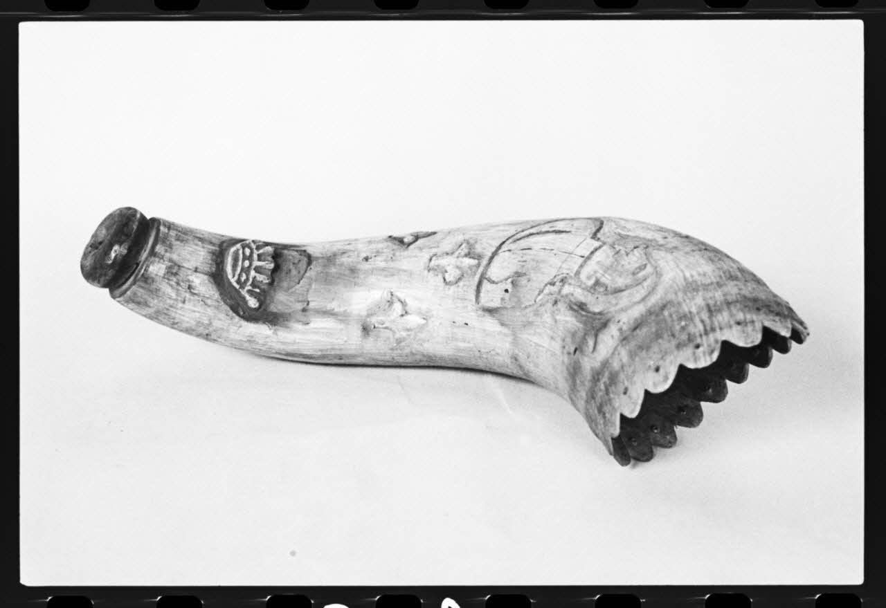 photographie MNATP. Exposition. L'instrument de musique populaire : usages et symboles (28 novembre 1980 - 19 avril 1981) Ph.1981.39.320 Photo