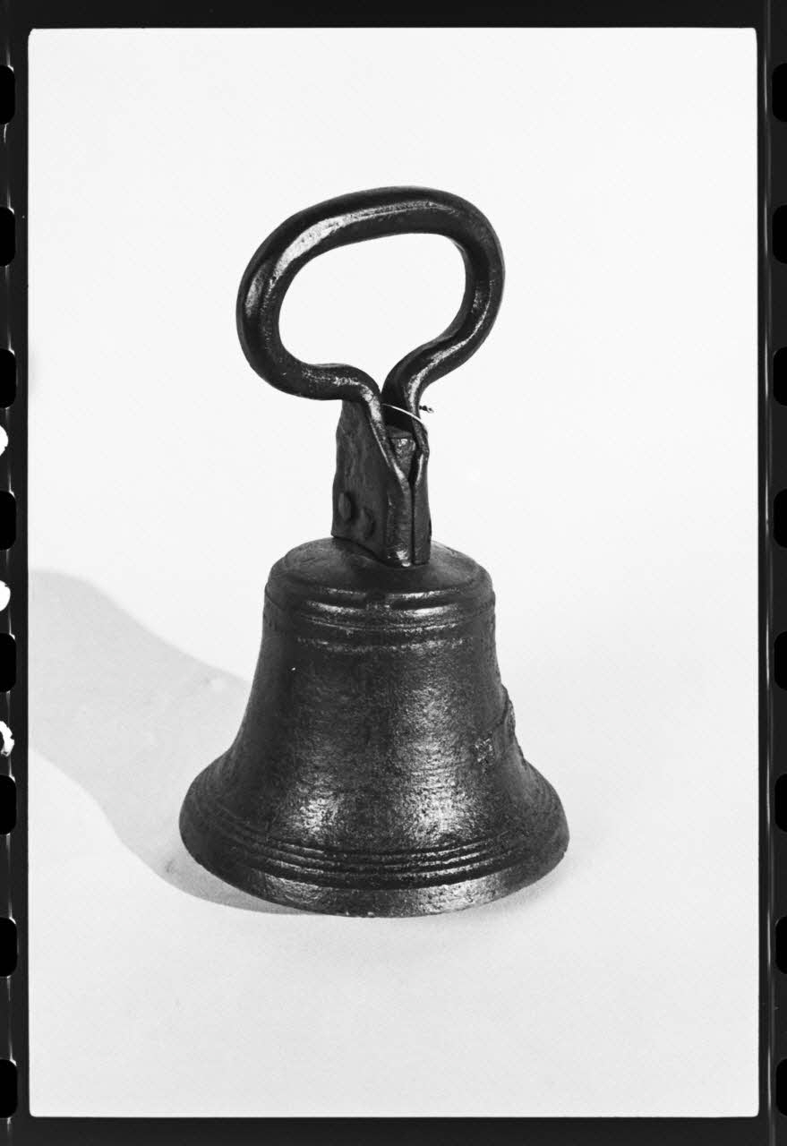 photographie MNATP. Exposition. L'instrument de musique populaire : usages et symboles (28 novembre 1980 - 19 avril 1981) Ph.1981.39.326 Photo