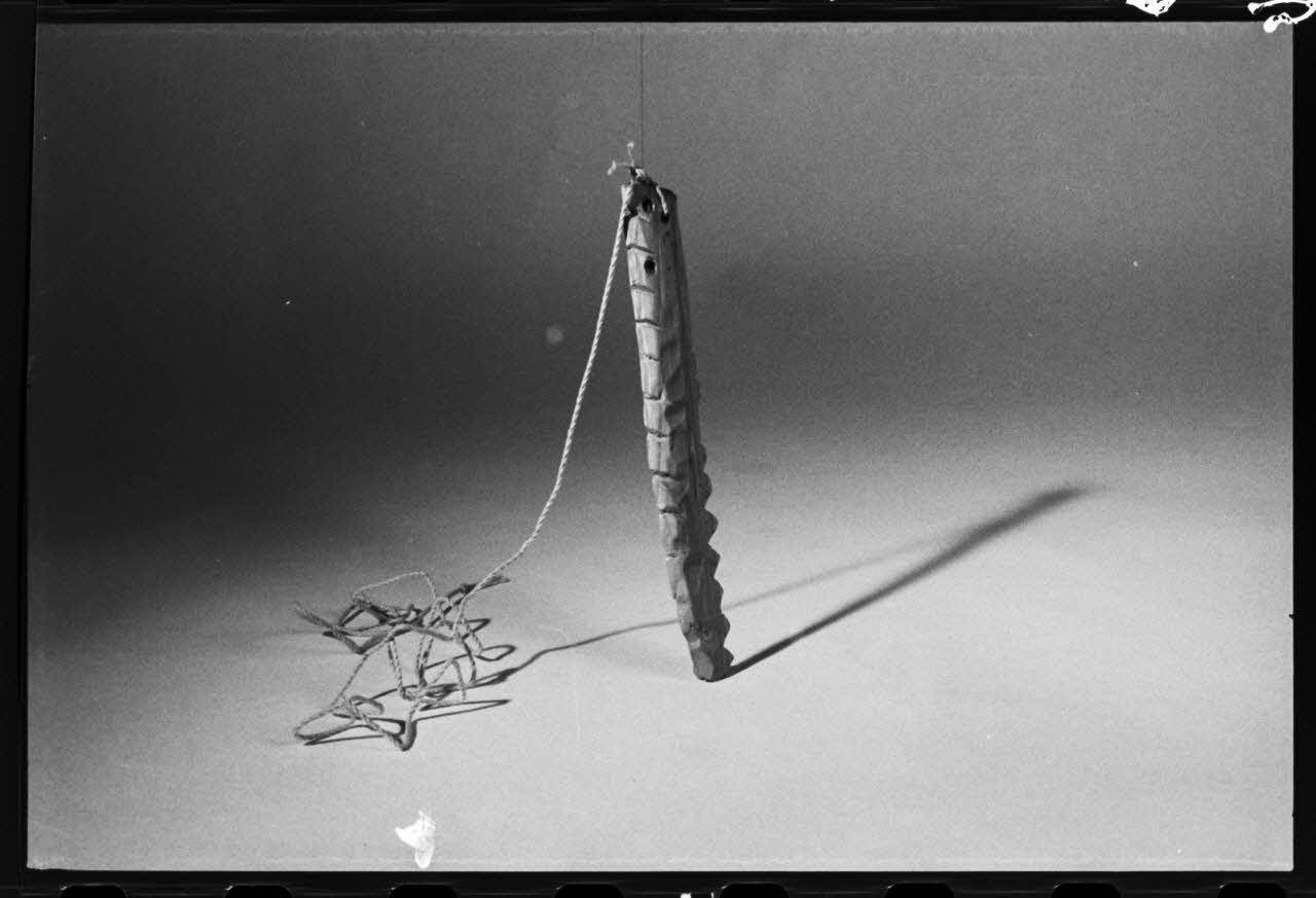 photographie MNATP. Exposition. L'instrument de musique populaire : usages et symboles (28 novembre 1980 - 19 avril 1981) Ph.1981.39.336 Photo
