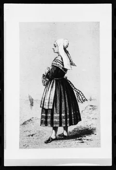 photographie Estampe de Frédéric Sorrieu. Costume de femme en 1865 dans "Découverte du costume breton" de Rossel et Vidal Ph.1981.43.28 Photo