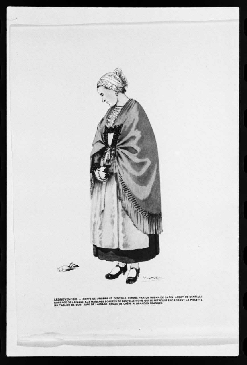 photographie Estampe de Victor Lhuer. Costume de femme en 1931 dans "Le costume breton de 1900 à nos jours" Ph.1981.43.76 Photo