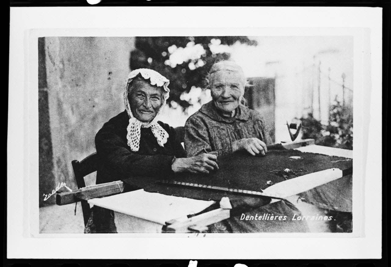 photographie Carte postale. Dentellière et métier à tisser Ph.1981.49.1 Photo