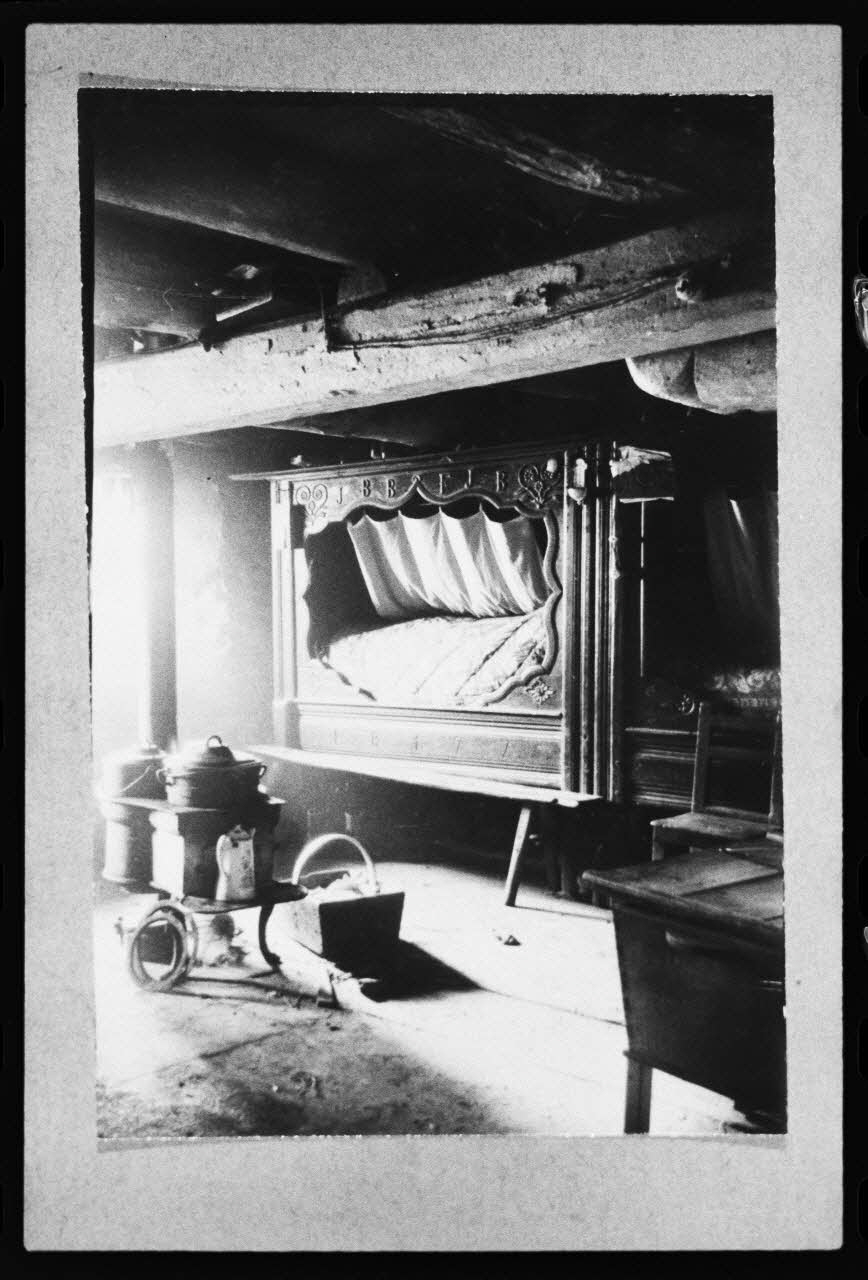 photographie Salle commune d'étable avec un lit et un poêle chaleur Ph.1981.65.4 Photo