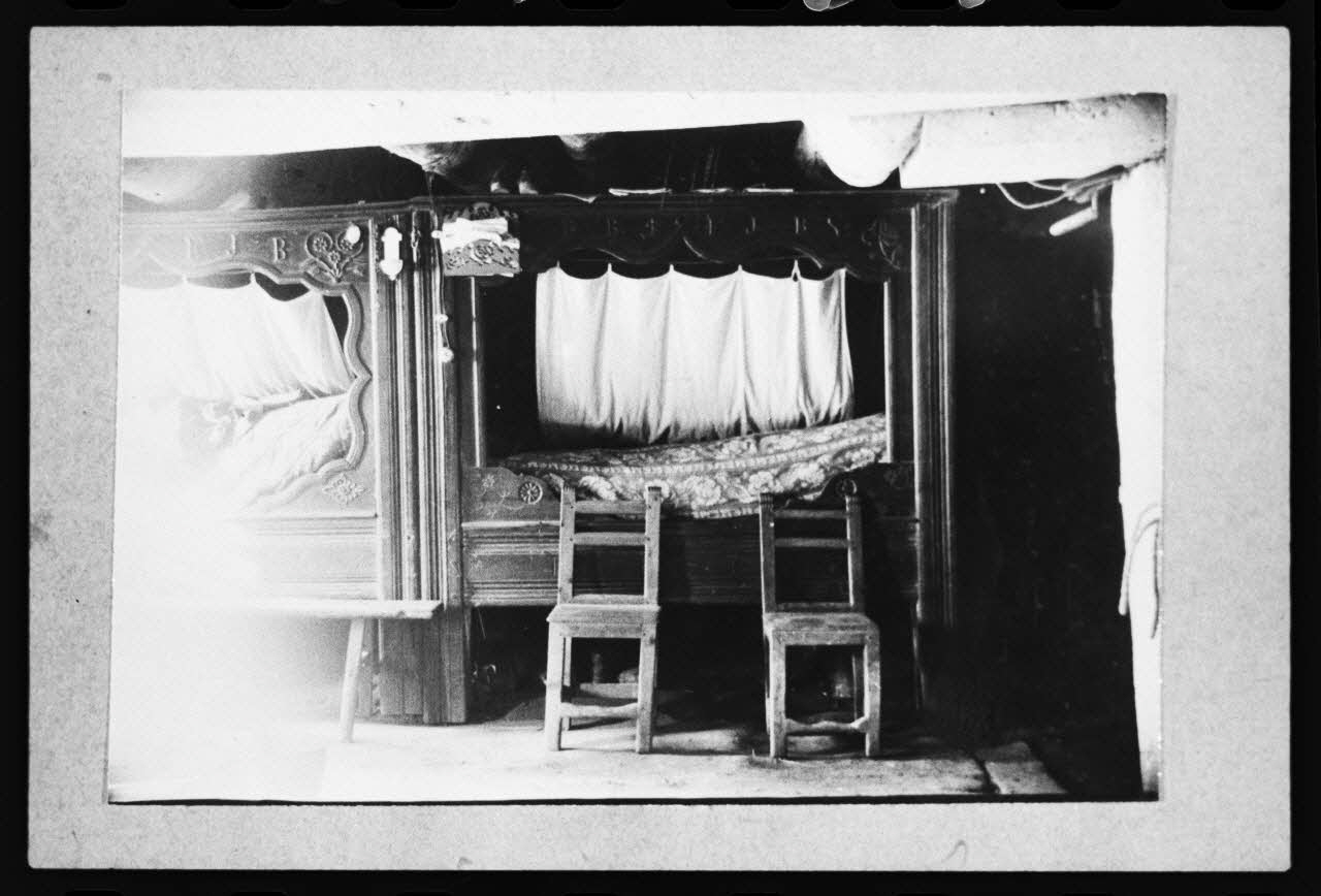 photographie Salle commune d'étable avec un lit et une chaise Ph.1981.65.5 Photo