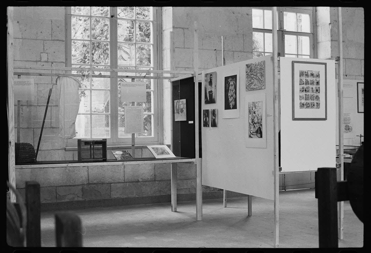 photographie Vitrine sur l'apiculture à Saint-Riquier. Exposition "des fleurs au miel". Photographie par Collomb et Jaoul. 1979 Ph.1982.15.27 Photo