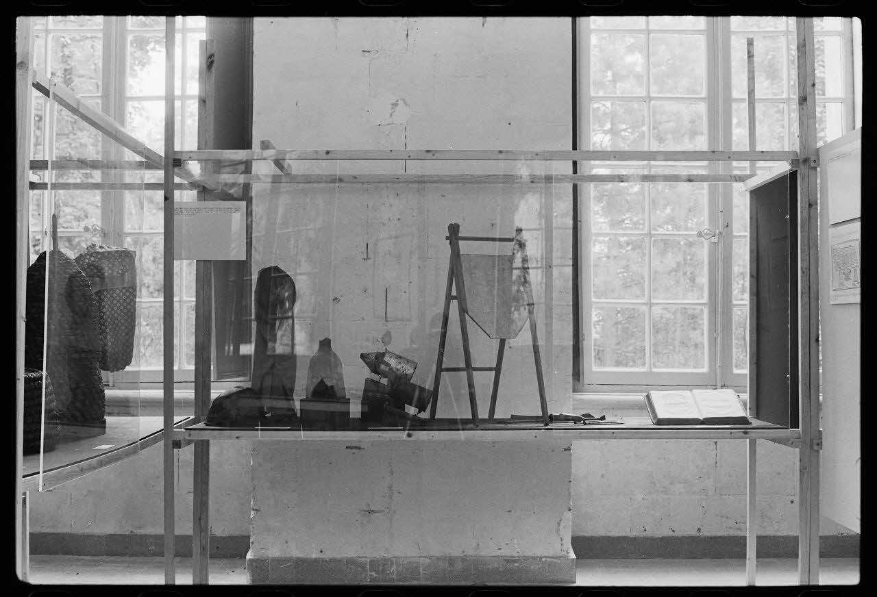photographie Vitrine sur l'apiculture à Saint-Riquier. Exposition "des fleurs au miel". Photographie par Collomb et Jaoul. 1979 Ph.1982.15.29 Photo