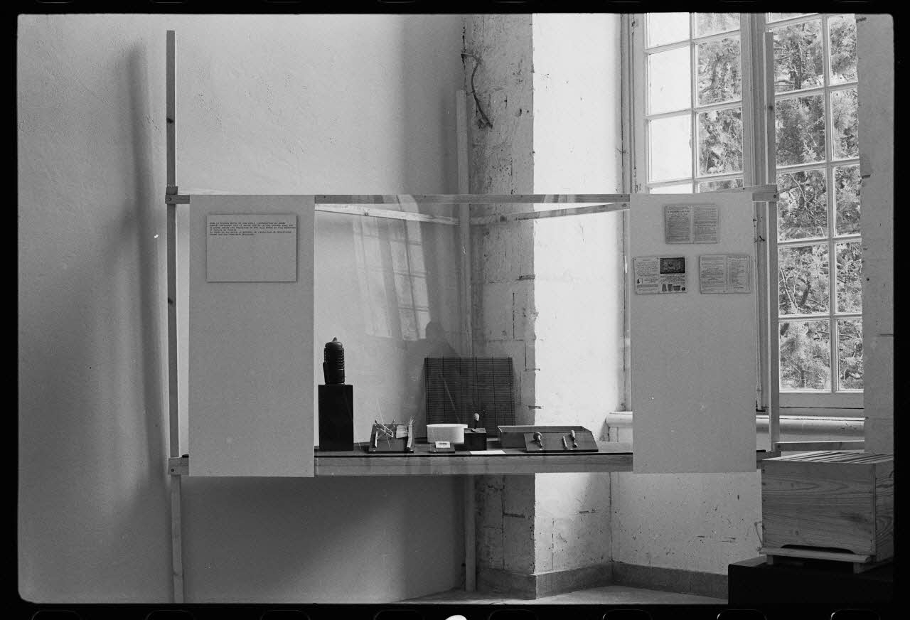 photographie Vitrine sur l'apiculture à Saint-Riquier. Exposition "des fleurs au miel". Photographie par Collomb et Jaoul. 1979 Ph.1982.15.32 Photo