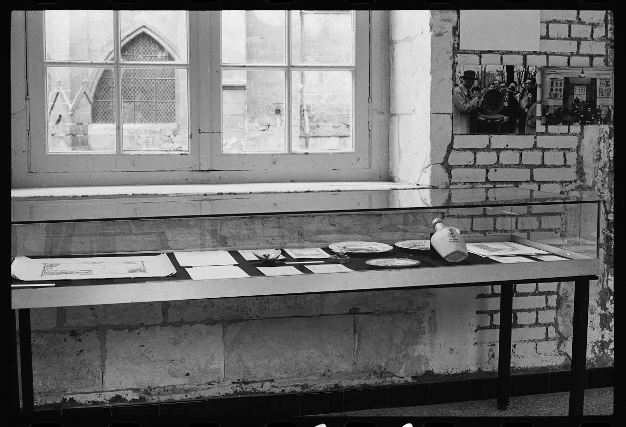 photographie Vitrine sur l'apiculture à Saint-Riquier. Exposition "des fleurs au miel". Photographie par Collomb et Jaoul. 1979 Ph.1982.15.36 Photo