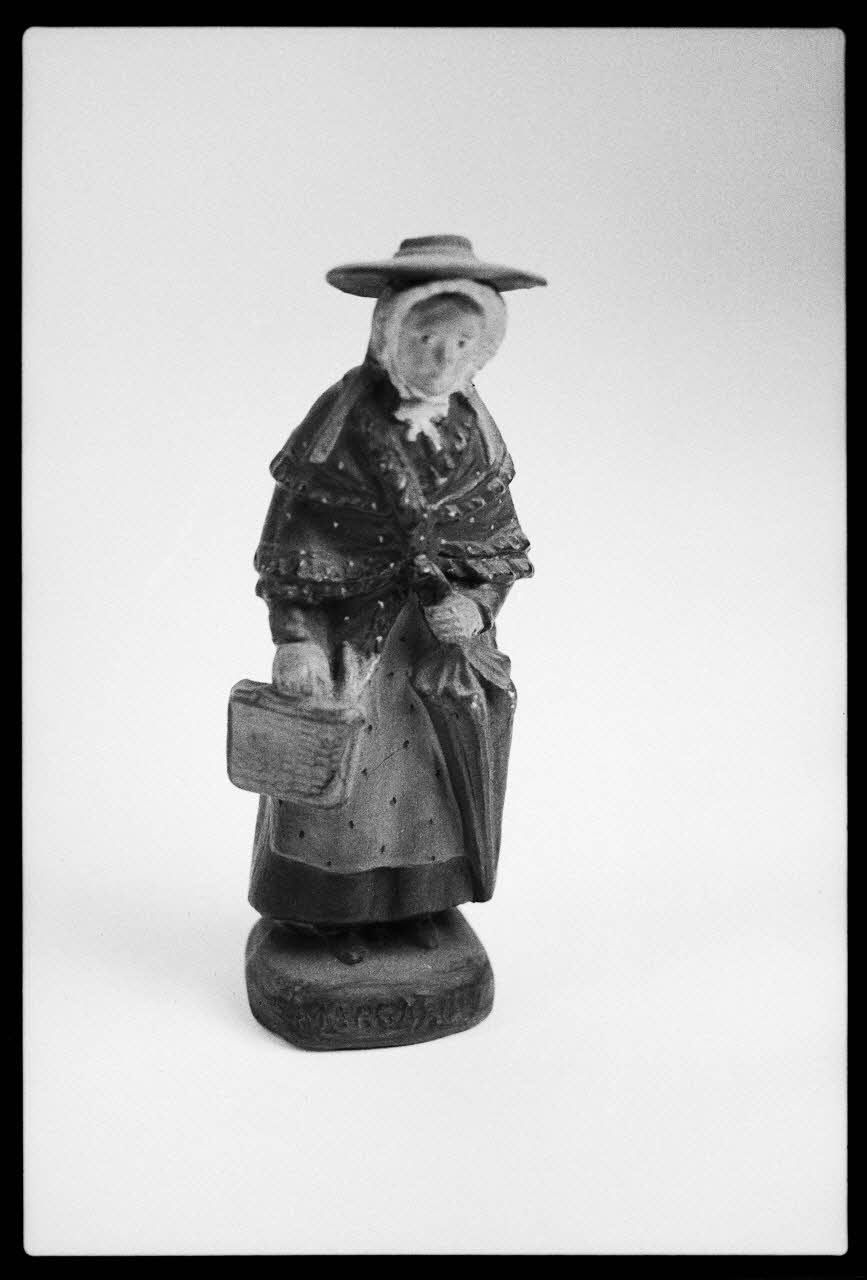 photographie "Margaride". Santon en terre colorée daté de 1927 Ph.1982.1.232 Photo