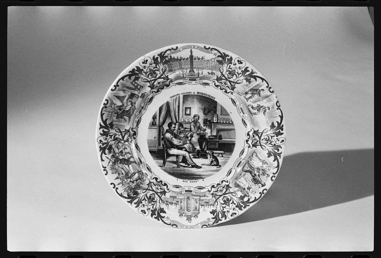 photographie Assiette décorée d'une scène familiale et d'une chanson lilloise Ph.1982.1.344 Photo