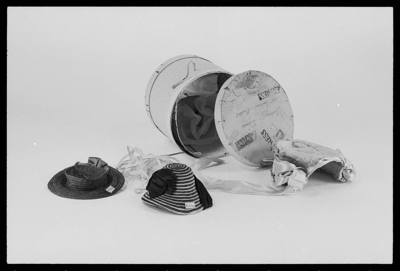 photographie Boîte à chapeau. Début du 20è siècle Ph.1982.1.367.1 Photo