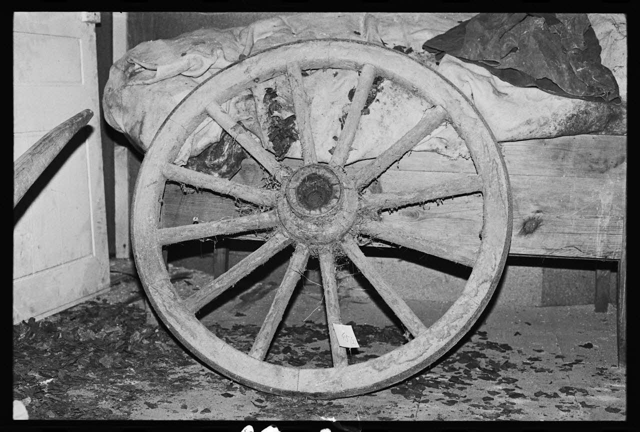 photographie Roue de chariot. Dépôt au musée de Saint-Flour Ph.1982.1.565 Photo