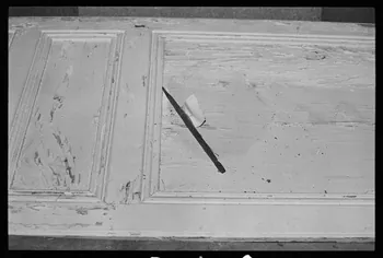 photographie Outil pour le travail des sabots de bois. Dépôt au musée de Saint-Flour Ph.1982.1.581  Photo