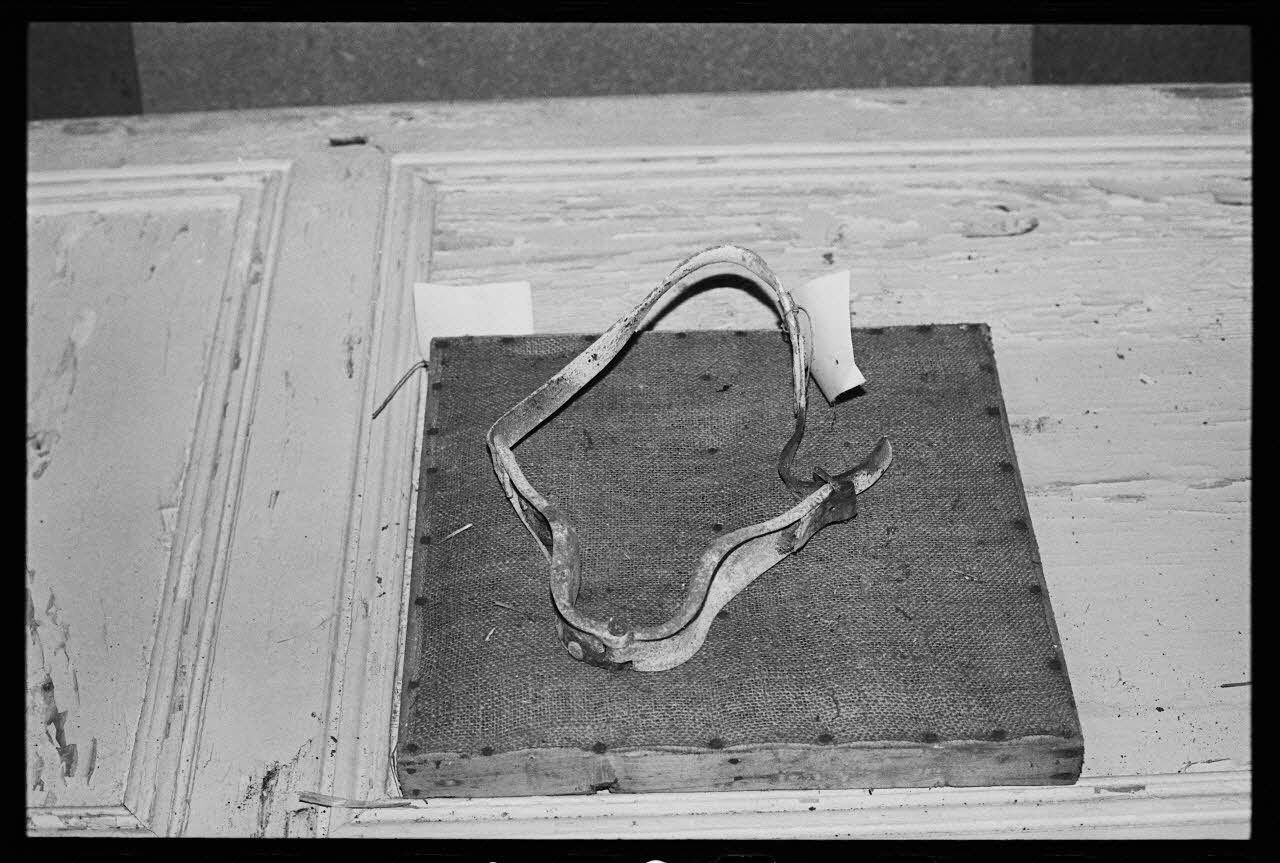 photographie Collier contre le tic du cheval. Dépôt au musée de Saint-Flour Ph.1982.1.586 Photo