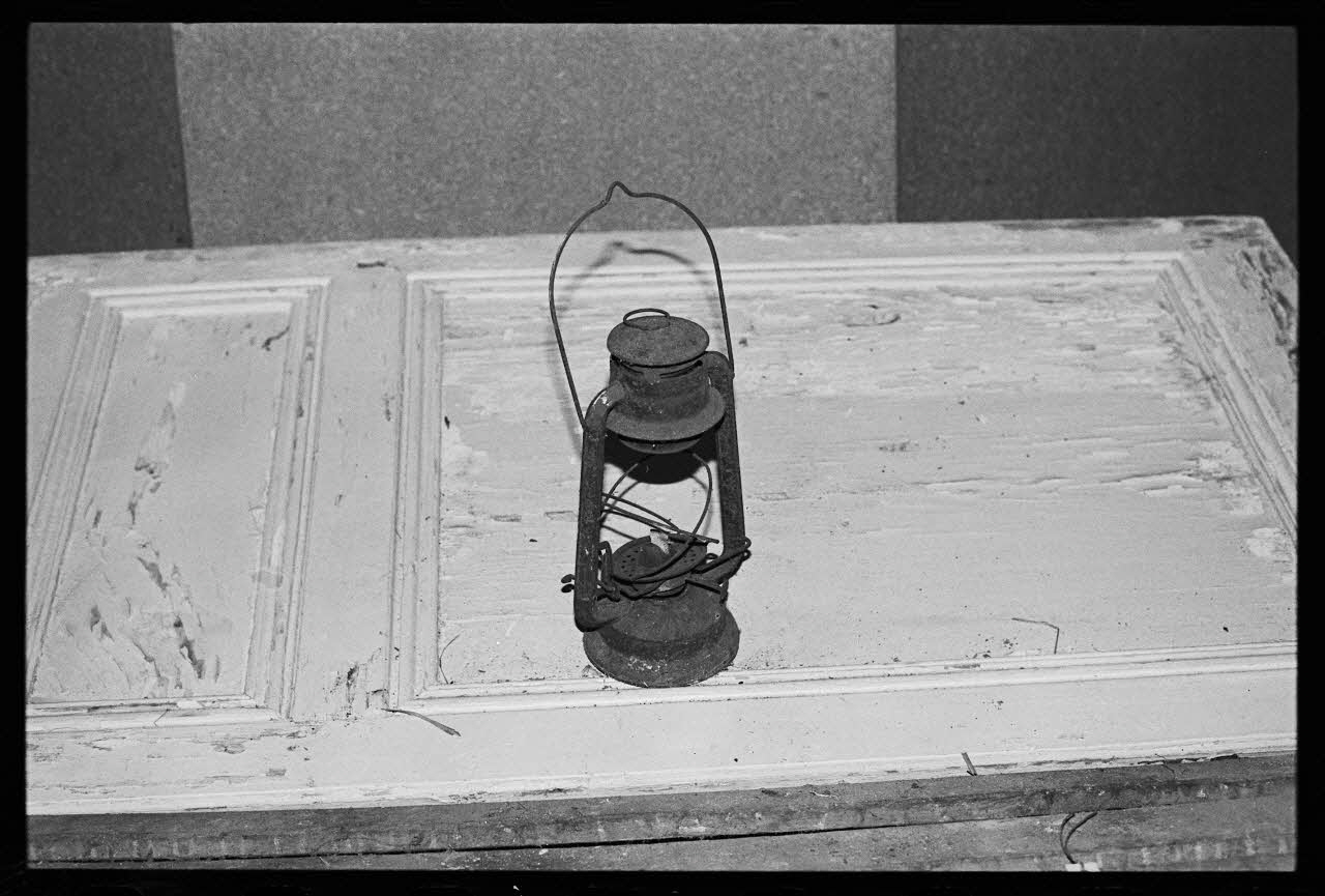 photographie Lampe-tempête à pétrole. Dépôt au musée de Saint-Flour Ph.1982.1.593 Photo