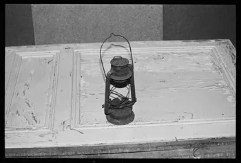 photographie Lampe-tempête à pétrole. Dépôt au musée de Saint-Flour Ph.1982.1.593  Photo