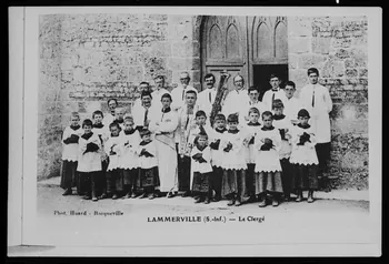 photographie Contretypes. Album souvenir par Claude Feron. Chorale avec un curé et des enfants de chœur Ph.1982.24.1  Photo
