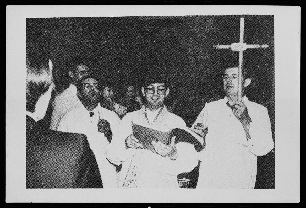 photographie Rituel religieux. "Une autre Vendée" par M. Gautier et Gauvrit. Vêpres de la mariée. 1976 Ph.1982.24.14  Photo