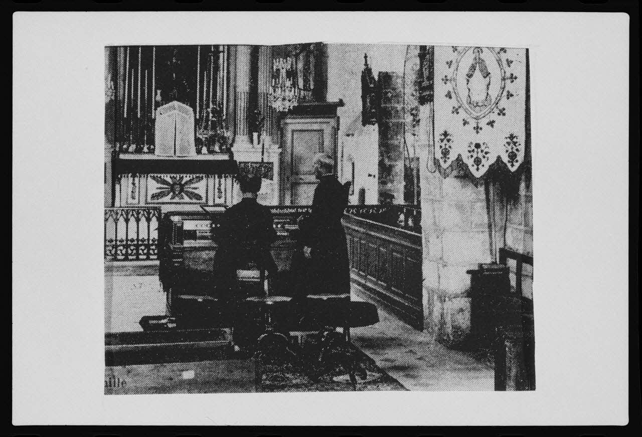 photographie Carte postale. Autel avec un harmonium et un curé. Département de l'Aude par l'Abbé J. Durand Ph.1982.24.5 Photo