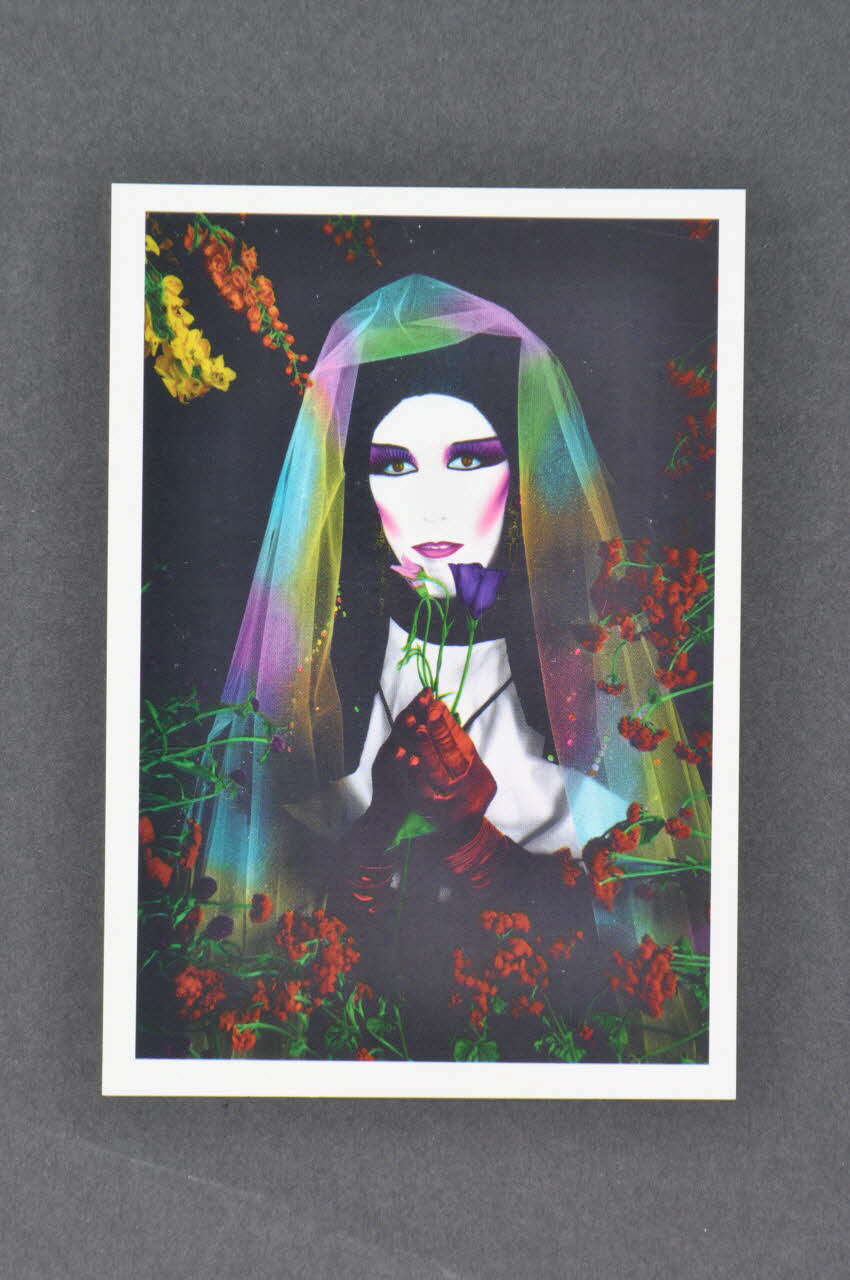 Soeurs de la Perpétuelle Indulgence - San Francisco carte postale "Soeur X-tasy Marie-Colette", série dite "aux fleurs" Ile-de-France, France 1992 2002.92.14 Photo Mucem