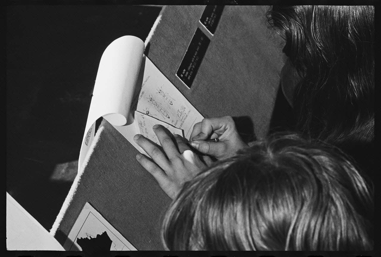 photographie MNATP. Exposition. L'abeille, l'homme, le miel et la cire (23 octobre 1981 - 28 mai 1982) Ph.1982.46.21 Photo