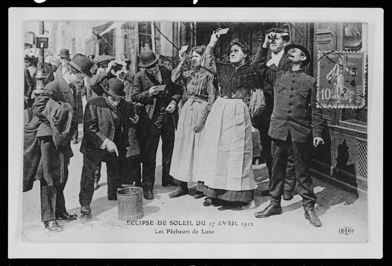 photographie Carte postale. "Eclipse du soleil le 17 avril 1912. Les pêcheurs de lune" Ph.1982.4.8 Photo