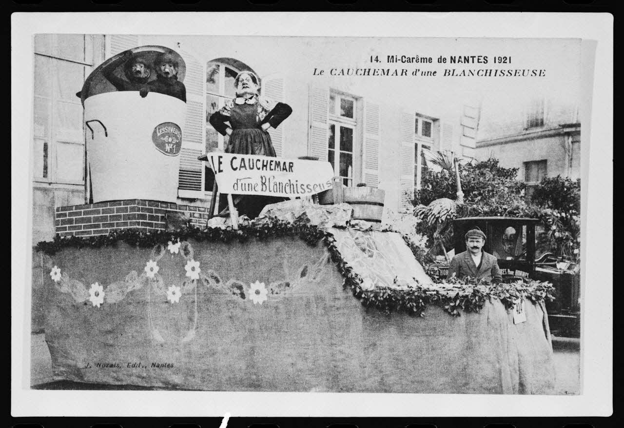 photographie Carte postale. Char de carnaval de la mi-carême : "cauchemar d'une blanchisseuse". 1921 Ph.1982.65.4 Photo