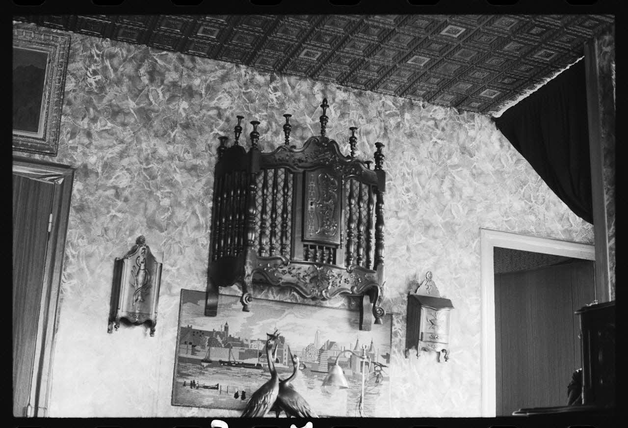 photographie Ensemble du mobilier accroché au mur du style d'Arles en Provence. Daté du 18è ou 19è siècle Ph.1982.66.37 Photo