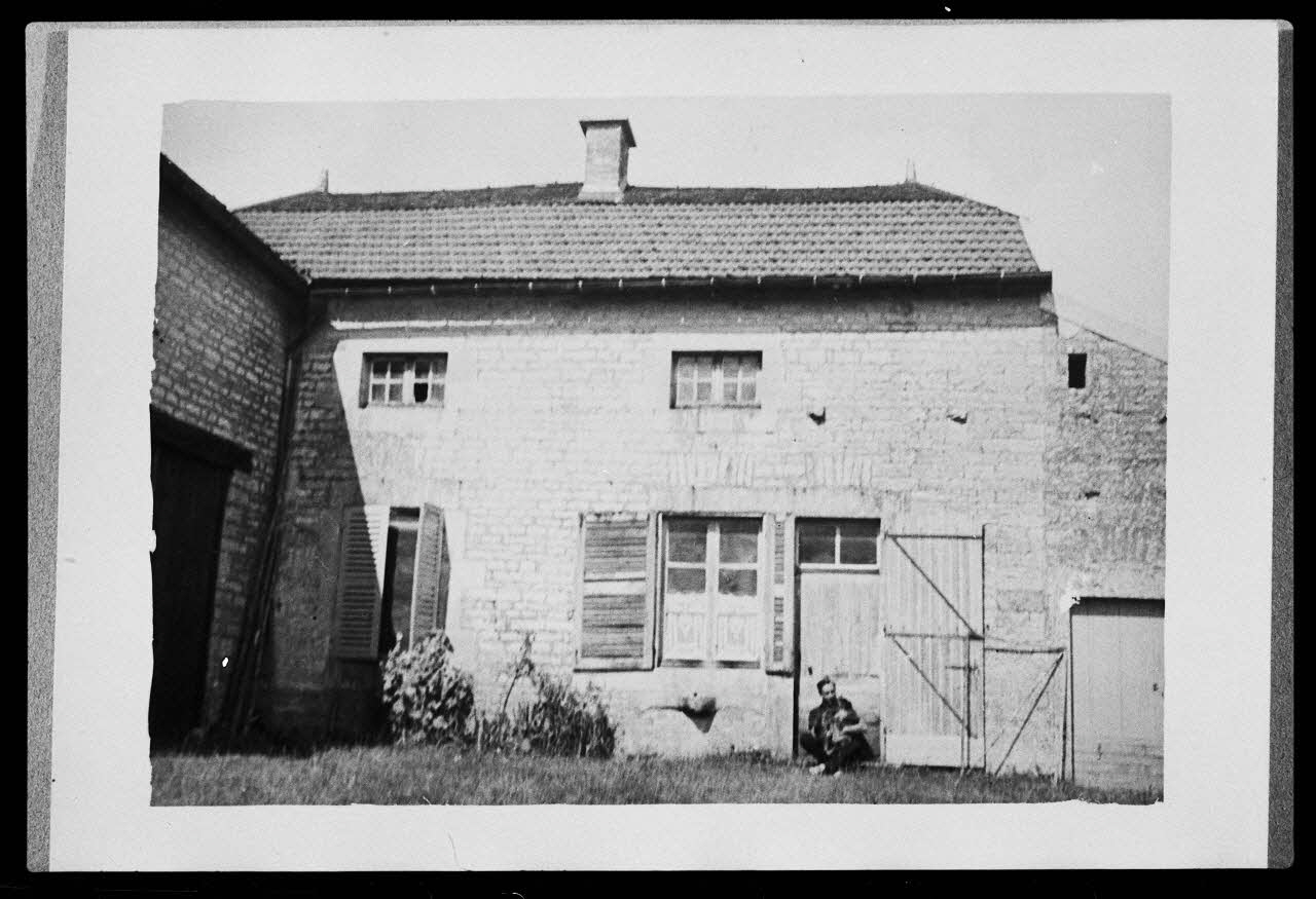 A. Bouteille photographie Maison chez Monsieur Bouteille Champagne-Ardenne, France 1935 Ph.1982.67.2 Photo
