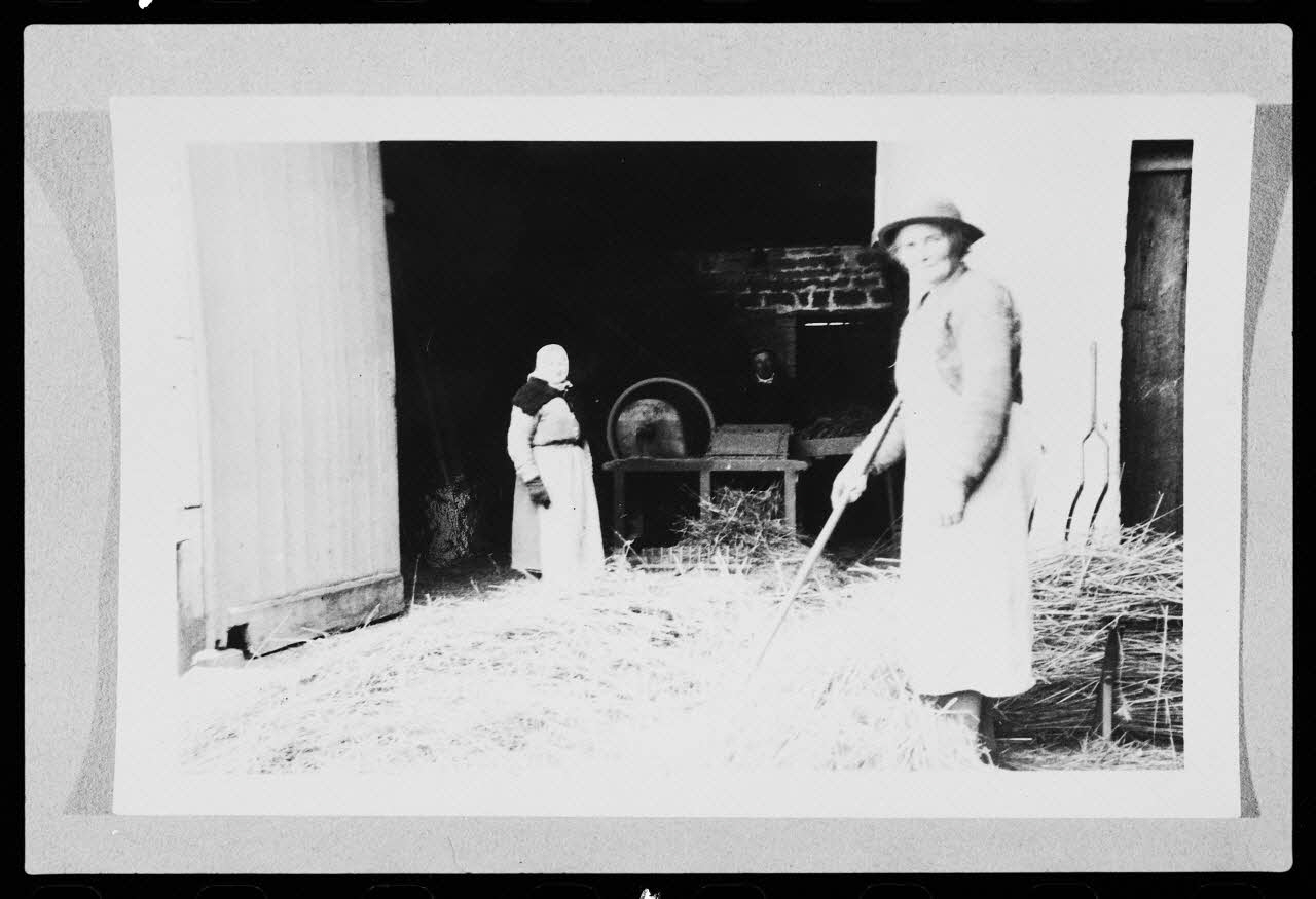 photographie Battage devant la grange de la maison de Monsieur Boutielle vers 1945 Ph.1982.67.4 Photo