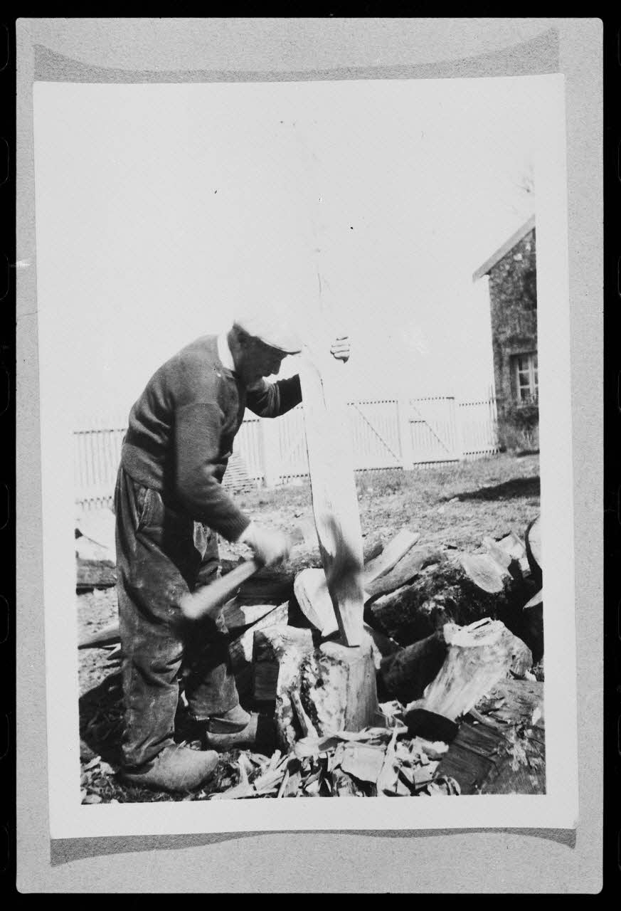photographie Le père de Monsieur Bouteille fabriquant un pieu de clôture vers 1935 Ph.1982.67.5 Photo