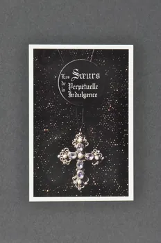 Soeurs de la Perpétuelle Indulgence - San Francisco ; Olivier Touron carte postale "Les soeurs de la perpétuelle indulgence" (logo et crucifix) France 2001 2002.92.25 Photo Mucem