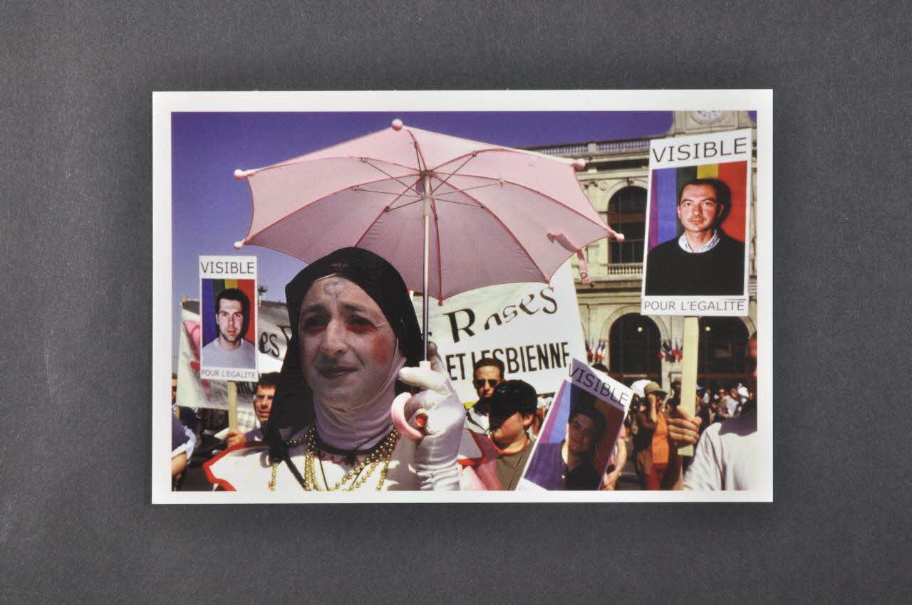 Soeurs de la Perpétuelle Indulgence - San Francisco ; Olivier Touron carte postale "Soeur Flora internationale" (à la gay pride) France 2001 2002.92.26  Photo Mucem