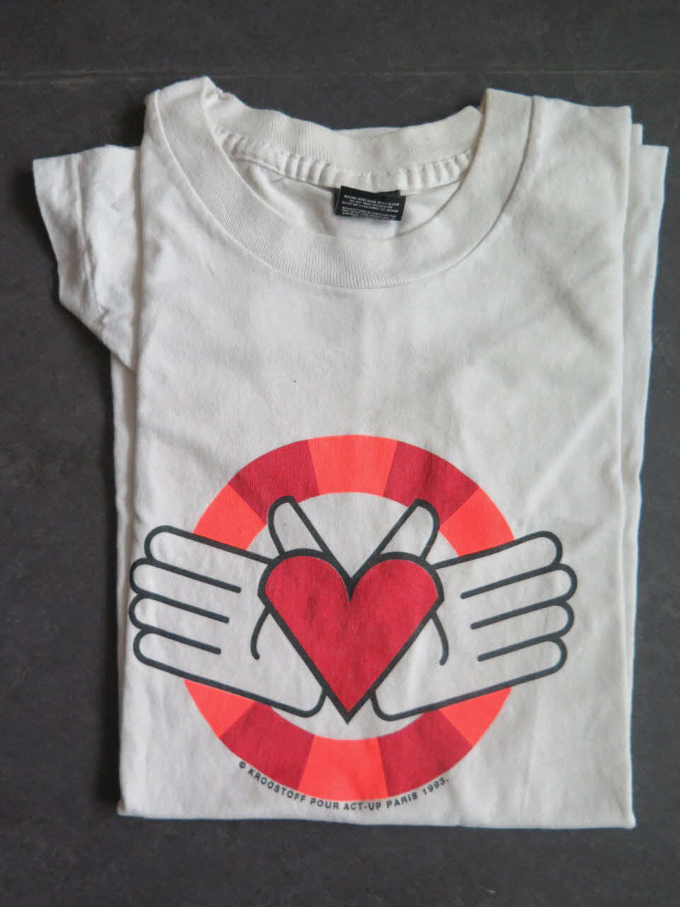 Act Up-Paris ; Fruit Of the Loom International LTD T-shirt T-shirt "coeur" Irlande 1993 2016.4.3 Photo Mucem
