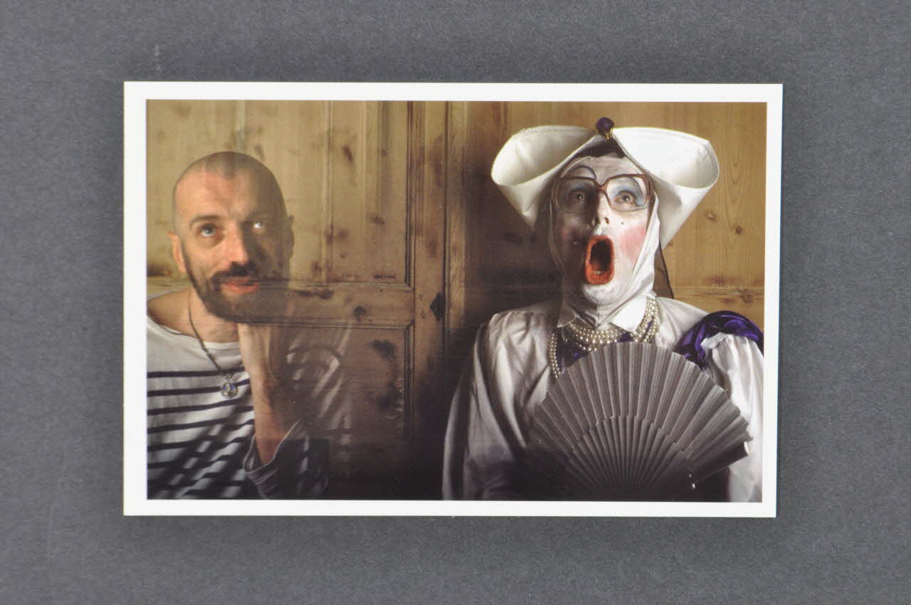 Soeurs de la Perpétuelle Indulgence - San Francisco ; Olivier Touron carte postale "Soeur Anale j'hésite (1)" (en civil et en soeur) France 2001 2002.92.28  Photo Mucem