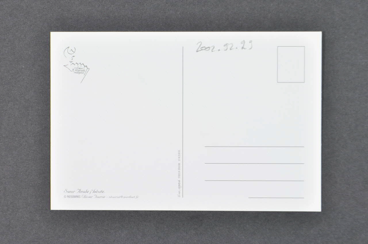 Soeurs de la Perpétuelle Indulgence - San Francisco ; Olivier Touron carte postale "Soeur Anale j'hésite (2)" (moment de relaxation) France 2001 2002.92.29 Photo Mucem