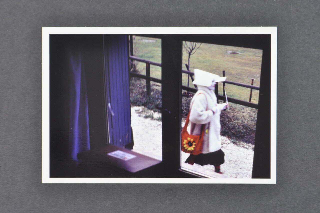 Soeurs de la Perpétuelle Indulgence - San Francisco ; Olivier Touron carte postale "Soeur Sidarta du fond des bois (2)" France 2001 2002.92.30  Photo Mucem