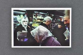Soeurs de la Perpétuelle Indulgence - San Francisco ; Olivier Touron carte postale "Soeur Riquita Ker Calvar" (dans un bureau de tabac) France 2001 2002.92.31  Photo Mucem