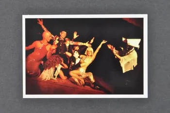 Soeurs de la Perpétuelle Indulgence - San Francisco ; Olivier Touron carte postale "Spectacle au Caribou avec Soeur Vice none nature" France 2001 2002.92.33  Photo Mucem