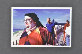 Soeurs de la Perpétuelle Indulgence - San Francisco ; Olivier Touron carte postale "Soeur  Carmensida von Golgotha" (promenade au bord de la mer) France 2001 2002.92.34  Photo Mucem